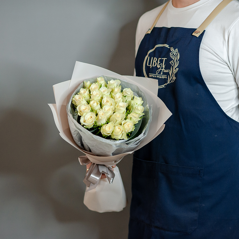 25 белой кенийской розы в бежевом оформлении
