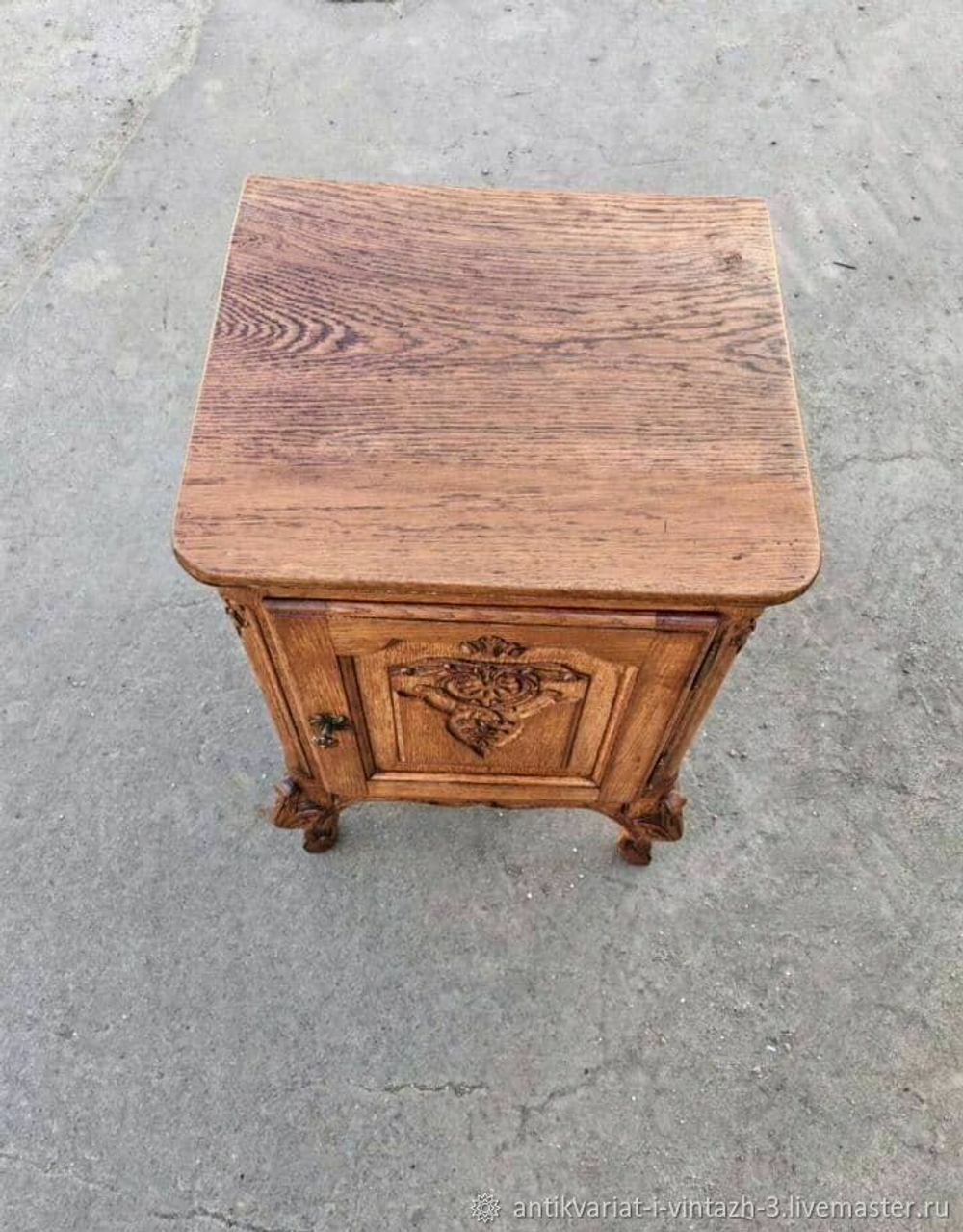 Старинная тумбочка