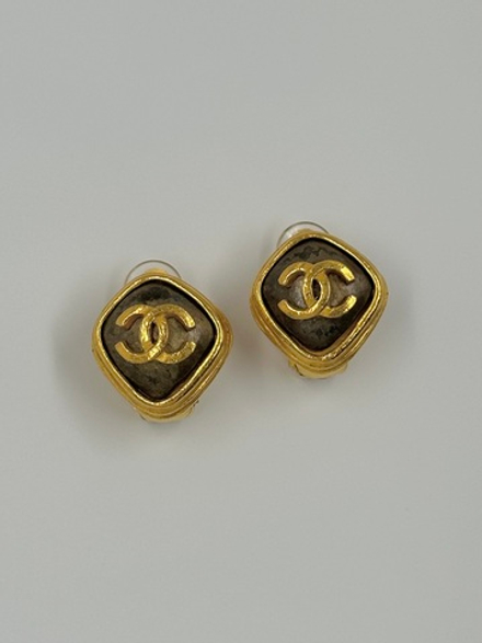 Клипсы с коричневыми вставками Chanel