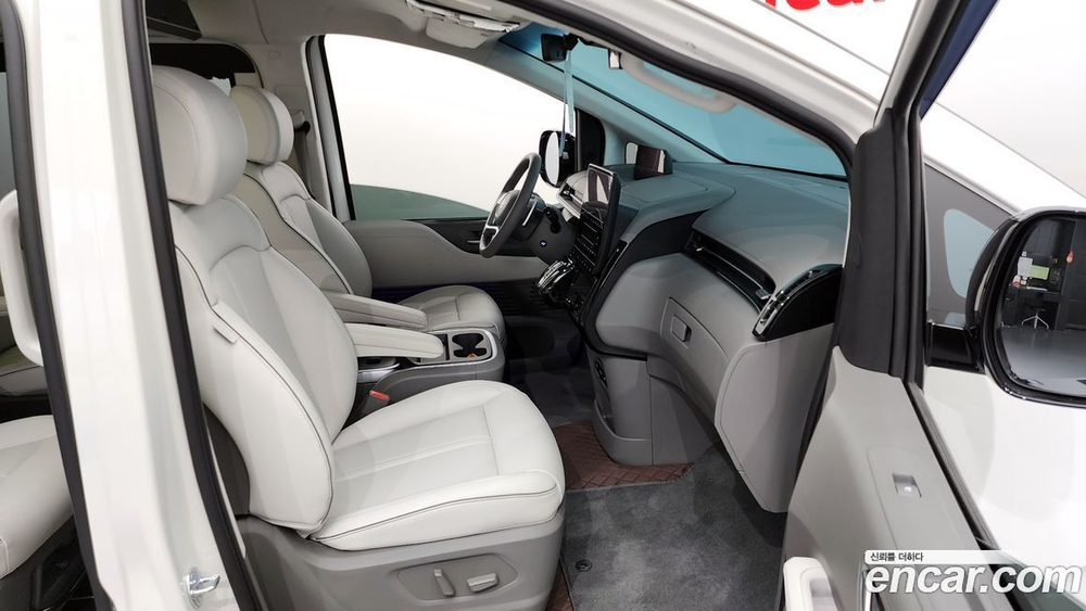 Hyundai Staria 4WD 라운지 9-и местный (11.2023)