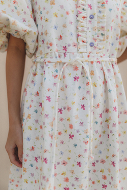 Платье с жабо и рукавами-фонариками из молочной джинсы в мелкий цветочек