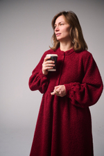 Платье оверсайз "жабо без жабо" из плюшевой ткани Тедди, бордо