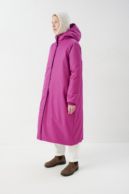 Зимнее пальто миди ягодного цвета