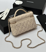 Бежевая сумка Chanel прямоугольная с золотой фурнитурой