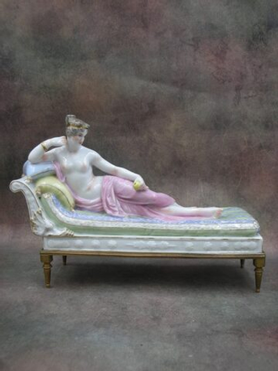 Статуэтка. Фарфор. Дама на кушетке с яблоком в руке. Sevres. Франция