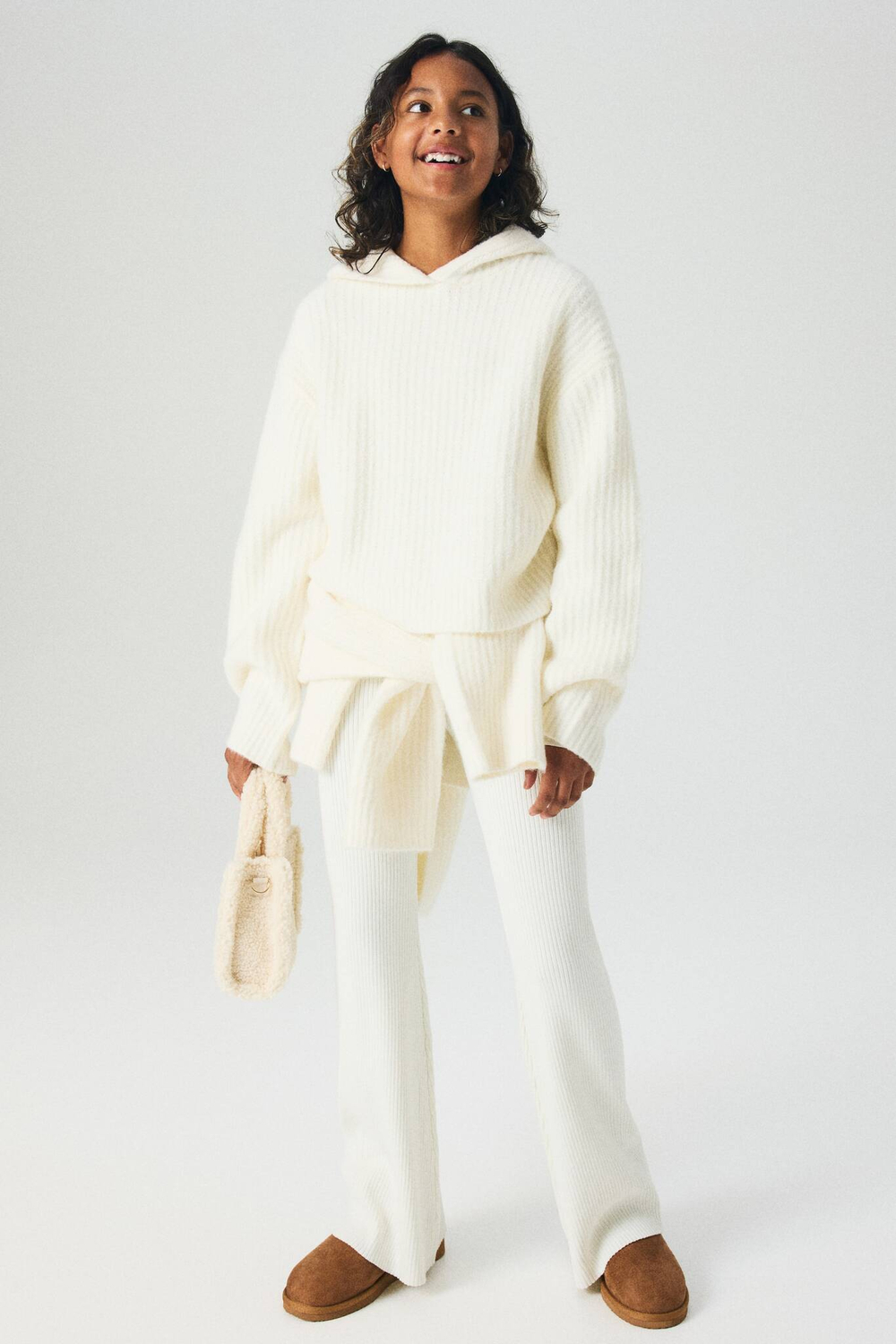 H&M Свитер в рубчик с капюшоном, белый