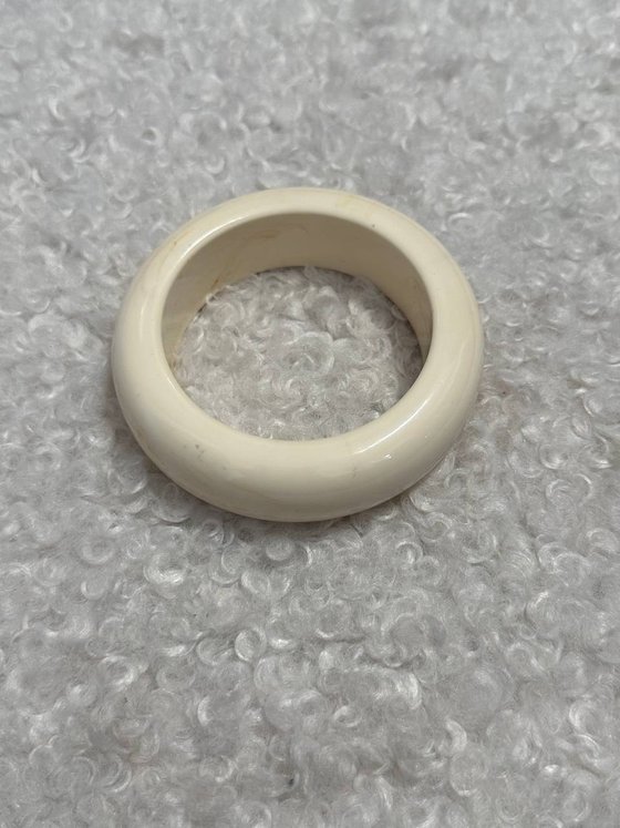 Браслет из смолы круглой формы молочный