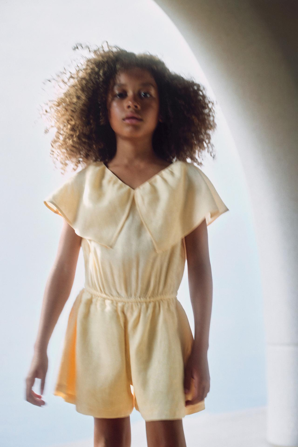 ZARA КОРОТКИЙ КОМБИНЕЗОН С ВОЛАНАМИ, СВЕТЛО-ЖЕЛТЫЙ