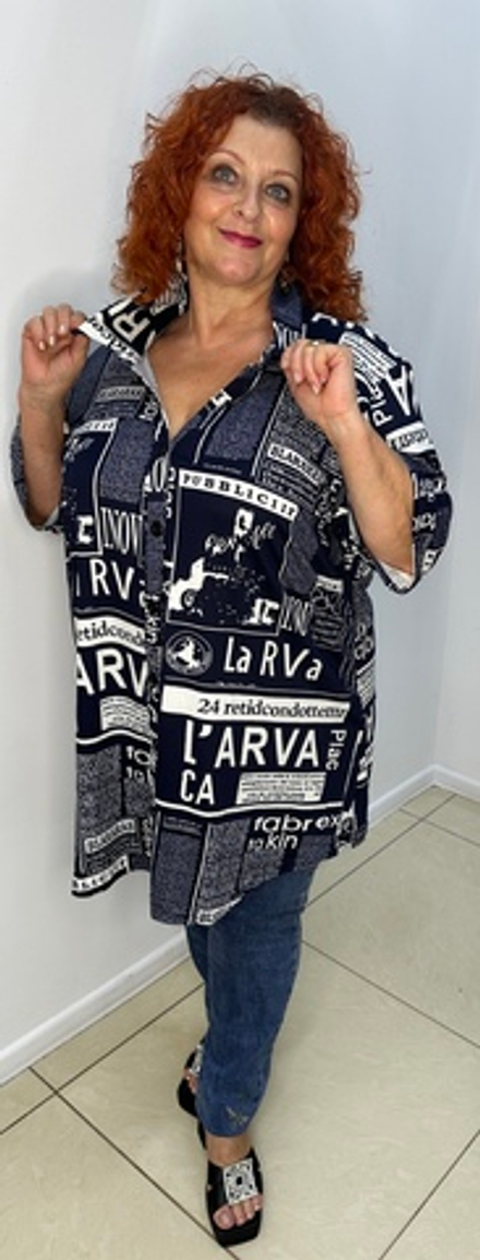 Яркая, сине-белая рубашка-туника с газетным принтом