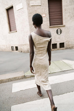 ZARA ЖАККАРДОВОЕ ПЛАТЬЕ СО СКЛАДКАМИ, РОЗОВАТО-КОРИЧНЕВЫЙ