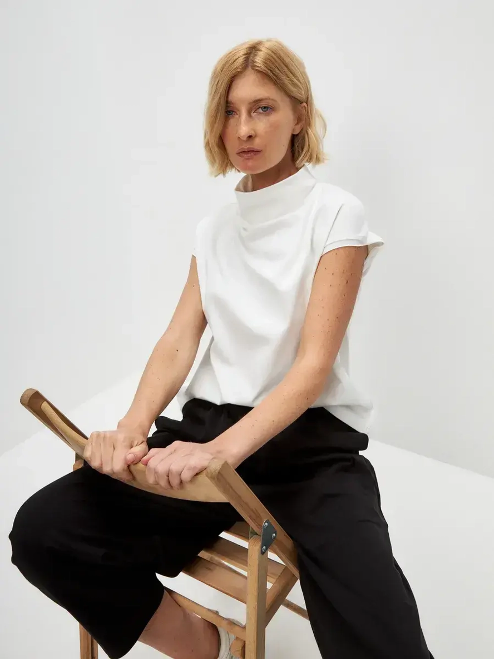 Футболка дизайнерская с цельнокроеным воротником