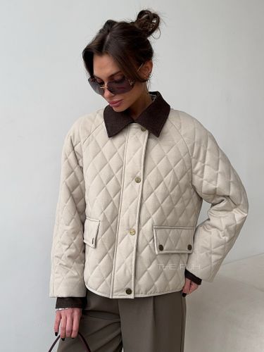 Укороченная стеганая куртка бежевого цвета