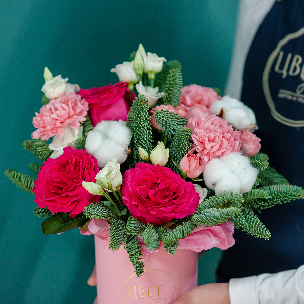 Шляпная коробка с нобилисом и розами в розовых оттенках