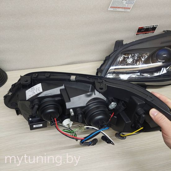 Передние фары daylight black для Opel Zafira A