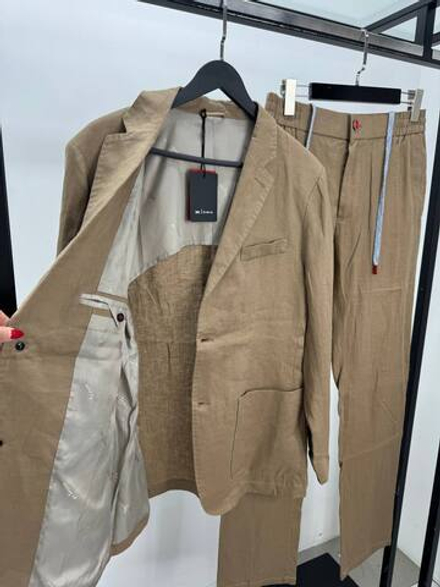 Льняной костюм Kiton