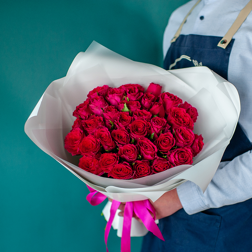 35 Кенийских малиновых роз в белом оформлении