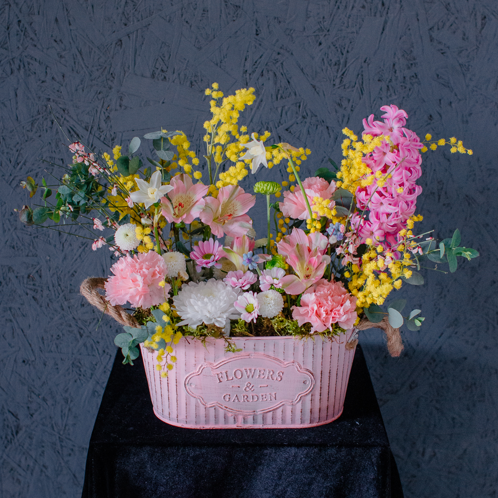 165. Яркая ароматная весенняя композиция с гиацинтами и нарциссами