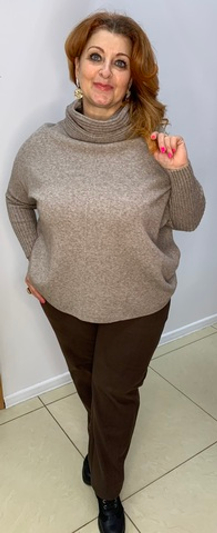 Укороченный свитер-пончо