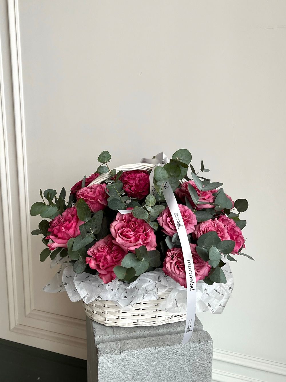 предзаказ - цветочная корзина из роз Кантри и эвкалипта размер M