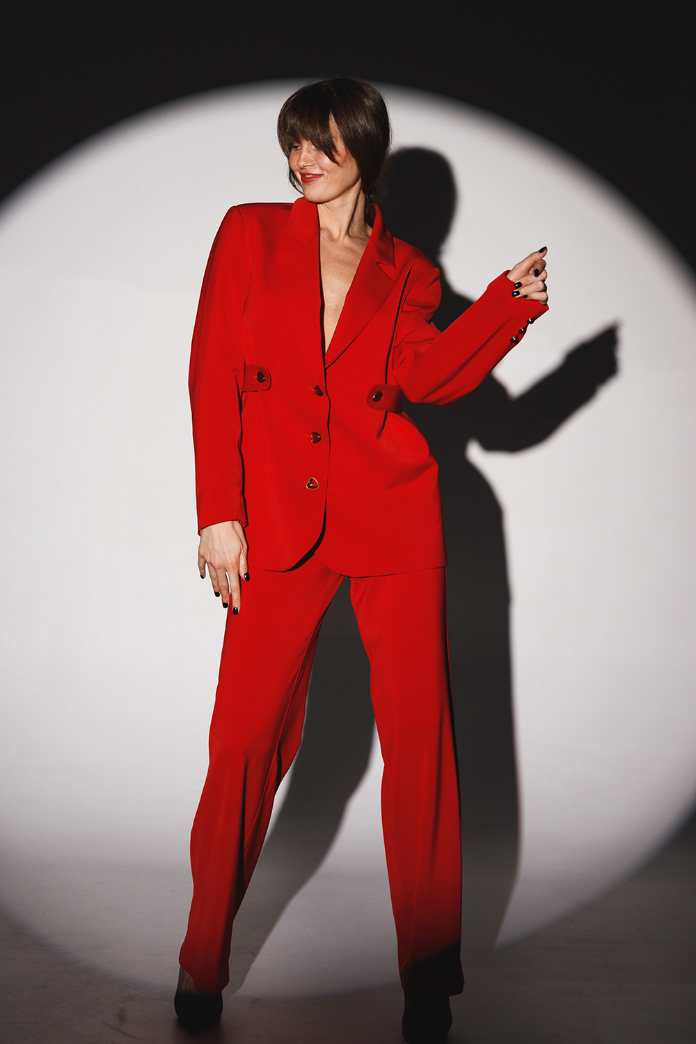 Пиджак с оригинальными пуговицами прямого кроя  в красном оттенке