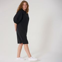 Платье черного цвета с отделкой кантом