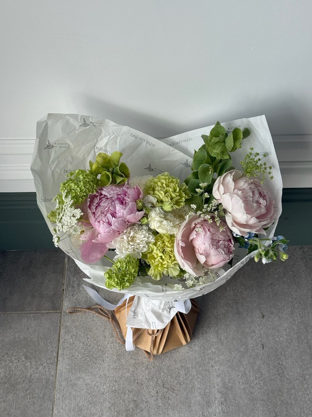 Букет из пионов, молюцеллы, диантусов и амми