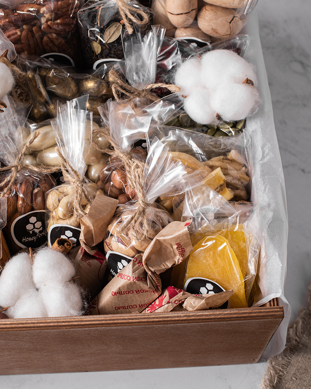 Подарочный деревянный ящик с орехами и сухофруктами