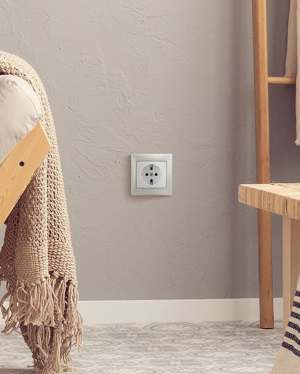 Legrand розетка 4420 с рамкой 1 белая