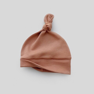 Лёгкая шапочка с узелком (какао)
