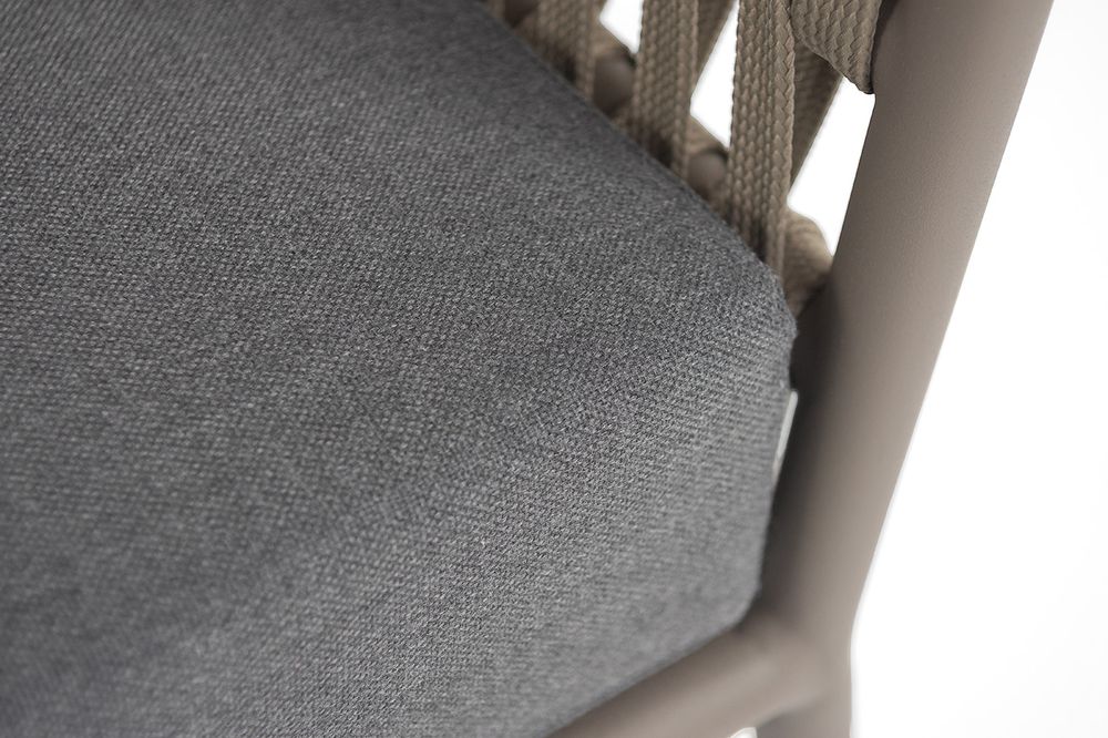 "Комо" диван 2-местный плетеный из роупа, каркас алюминий бежево-серый (RAL7006) муар, роуп серо-коричневый 23мм, ткань темно-серая 027