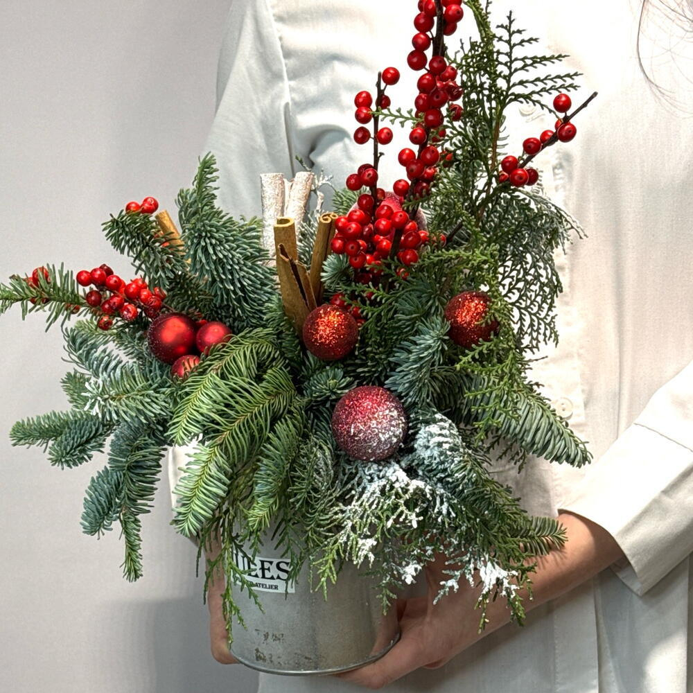 «Алая сказка» композиция с елью Нобилис , илексом и елочными шарами на Новый год