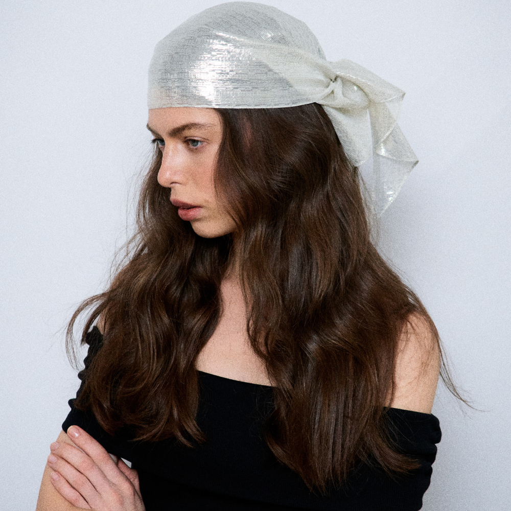 Косынка из шелка с золотым свечением