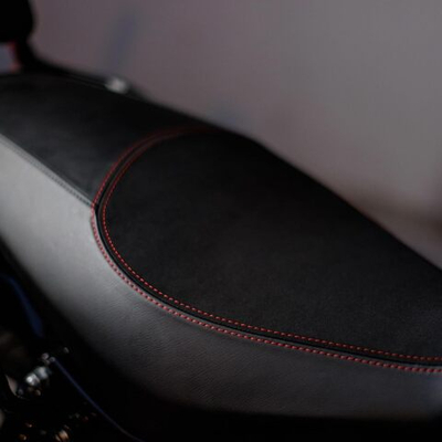 Сиденье Royal Enfield, черное Custom Seat – Hunter 350, KXA00140