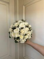 Свадебный букет из диантусов, эвкалипта, кустовых пионовидных и одноголовых роз