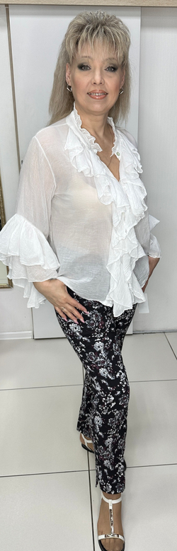 Белая рубашка-марлевка с красивой рюшей и жабо