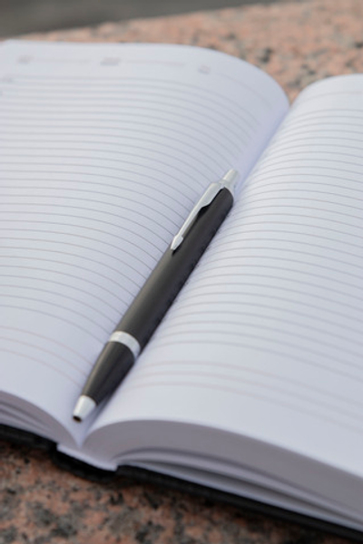 Подарочный набор с гравировкой: Ежедневник и ручка шариковая Parker IM Matt Black CT