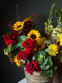 Авторская корзина цветов «Осенние мотивы»