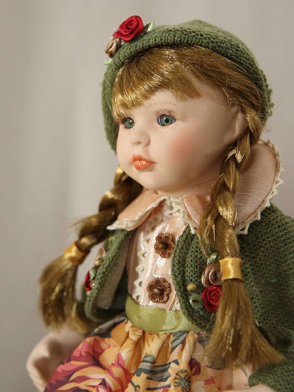 Кукла фарфоровая 12' на подставке