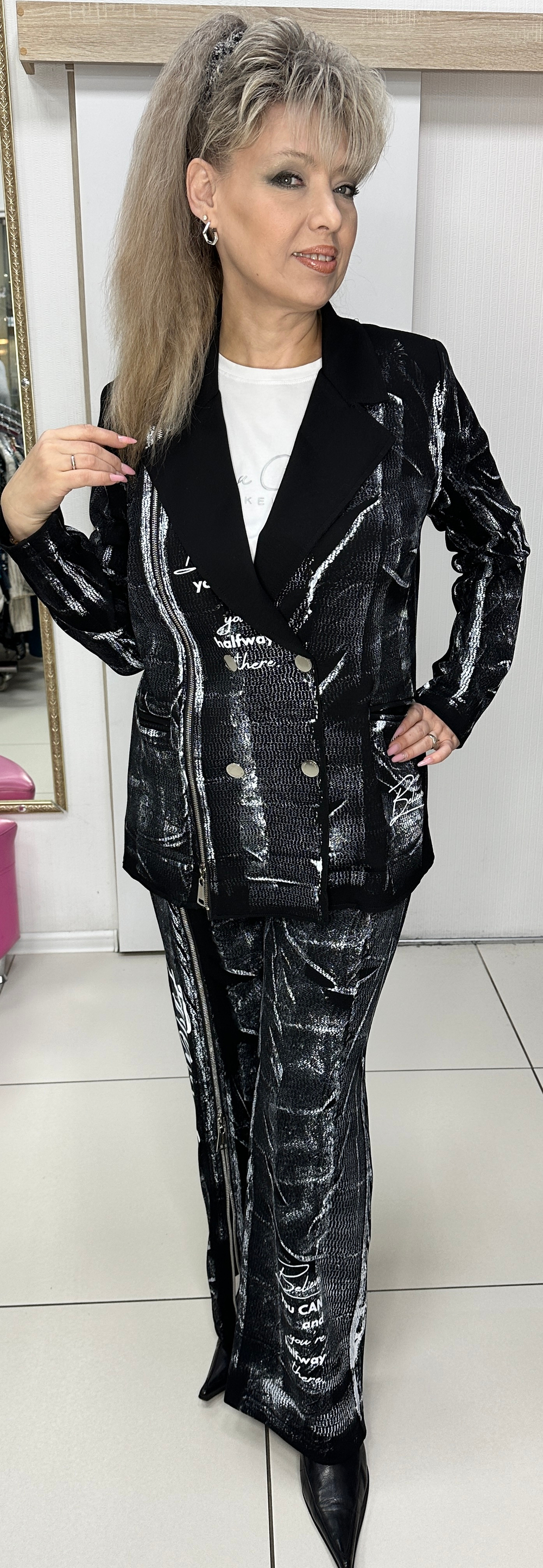 Трикотажный костюм с черно-белым принтом