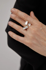 Кольцо безразмерное два прозрачных кристалла-прямоугольника и кубик в золотой рамке