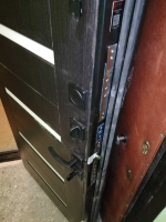 Дверь входная Лабиринт ПИАНО 01 Венге , стекло белое ЧЕРНАЯ ФУРНИТУРА металлическая