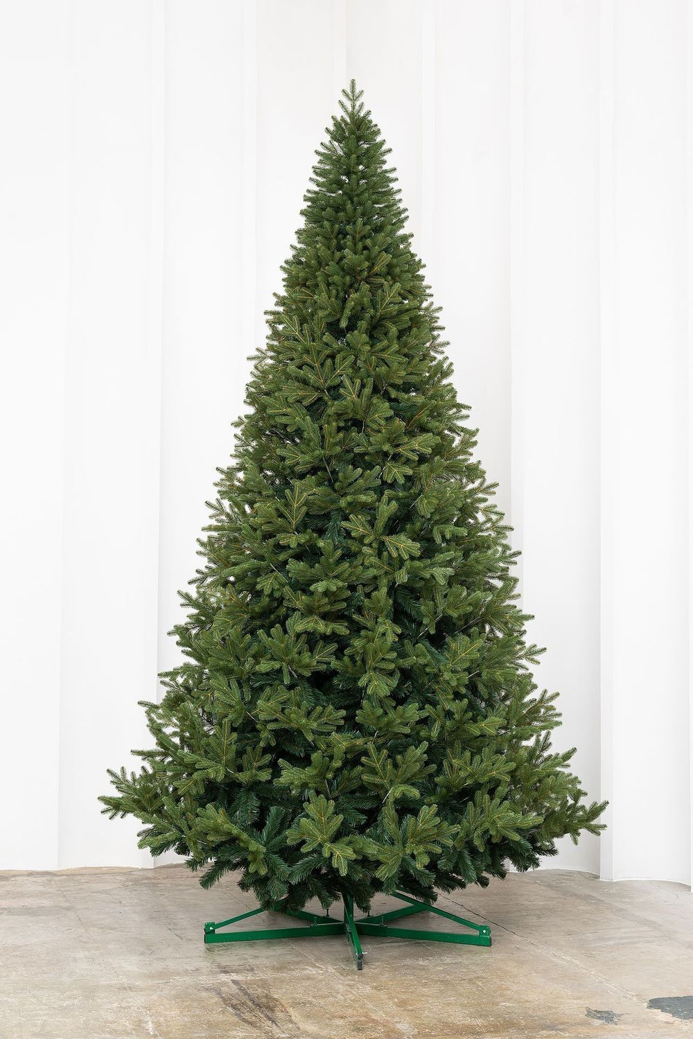 большая ель новогодняя