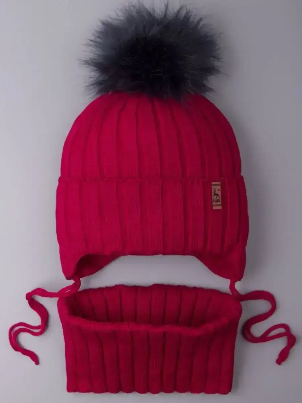 Шапка зимняя для мальчика на завязках и снуд