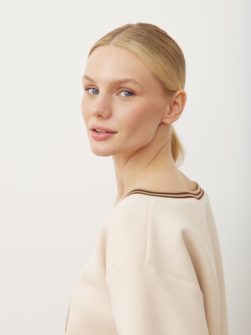 СВИТШОТ НА ОДНО ПЛЕЧО «WINNER» КРЕМ-БРЮЛЕ