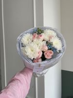 Сборный букет с голубыми незабудками