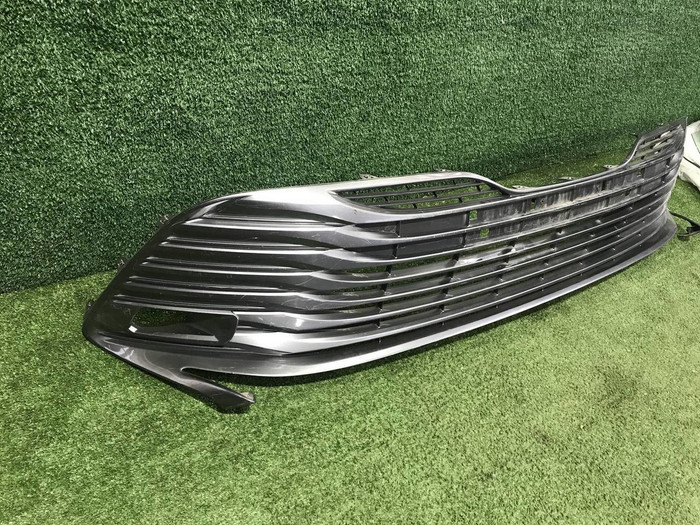 Решетка переднего бампера Toyota Camry xv70 (2017-2021)