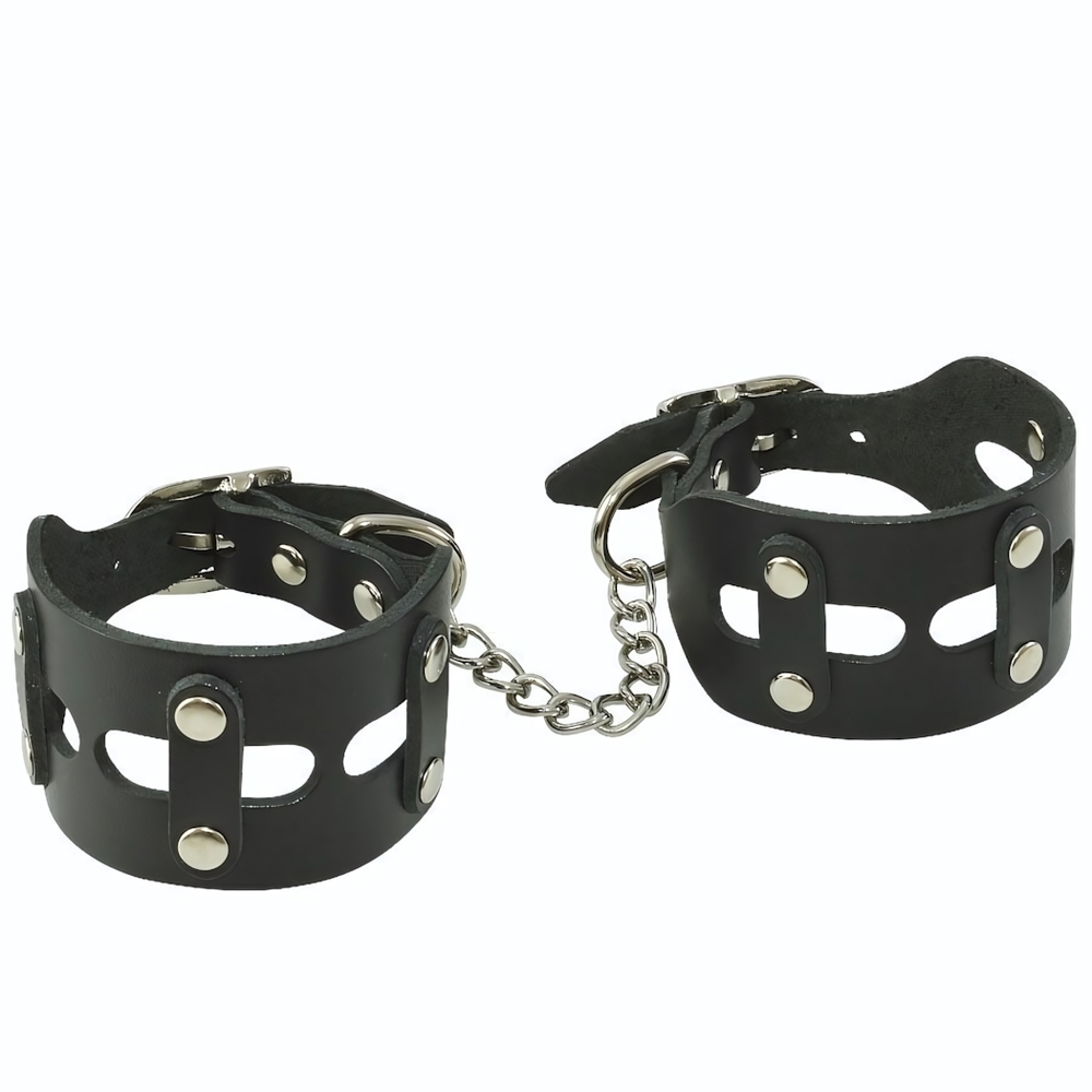 Черные кожаные наручники Цезарь с цепочкой на карабинах (Цвет: черный)
