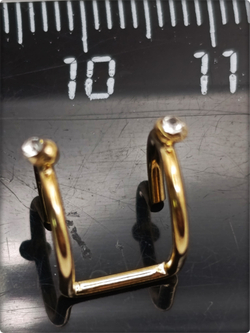 Клипса без прокола ушей "Двойная с кристаллом" золотистая.