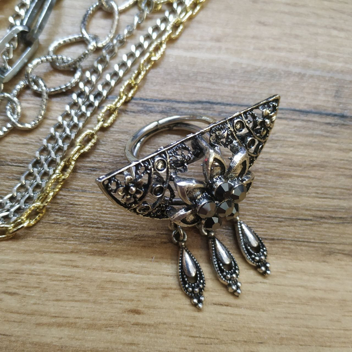 Кольцо для платка Полукруг с цветком с подвесками стразы металл серебристый черненый