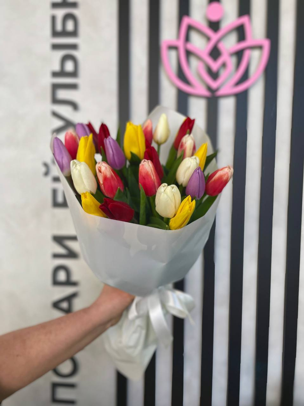 Букет 25 разноцветных тюльпанов